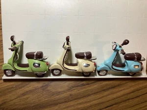 Lotto Moto 1 - 3 Modellini Vespa Piaggio 8x7x3Cm Artigianali - Collezione - Foto 1 di 7