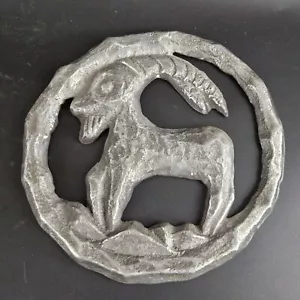 Relieve de pared brutalista vintage signo zodiacal Capricornio / Capricornio 22 cm aluminio fundido - Imagen 1 de 3