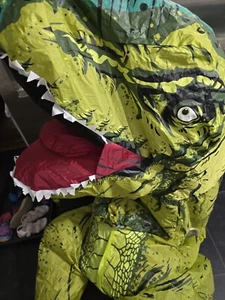 SPIRIT HALLOWEEN AUFBLASBARER GRÜNER DINOSAURIER DINO KINDER HALLOWEEN KOSTÜM Funktioniert! - Bild 1 von 8