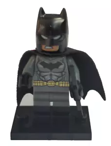 Lego 76035 Jokerland ~ DC BATMAN Minifigure Gray Suit W/ Weapon & Stand - Picture 1 of 1