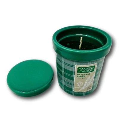 Vaso de cerámica de bálsamo y cedro Yankee Candle de 7 oz de una sola mecha Foto 1 de 2