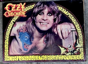 POSTER PROMO ORIGINALE OZZY OSBOURNE 1982 PARLARE DEL DIAVOLO RARO 31,5x23,5 FANNE - Foto 1 di 21