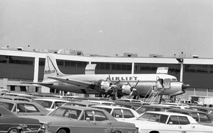 35MM ORIGINAL AIRCRAFT NEGATIVE N6312J AIRLIFT DC-7 1969 O'HARE #8232 - Foto 1 di 1
