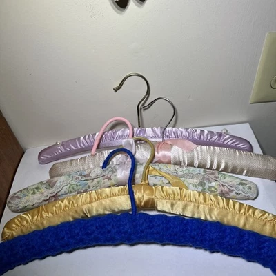 Perchas de ropa acolchadas vintage lencería satinada encaje tocador, lote de 5, colores Foto 1 de 3