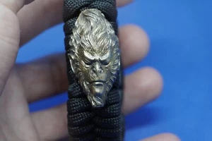 Handgefertigtes Nylonarmband mit einer Messingperle in Form eines meditierenden Affen - Bild 1 von 6