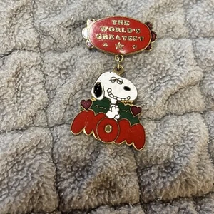 Vintage Peanuts Snoopy World's Greatest Mom Mother's Day Pin - Bild 1 von 7