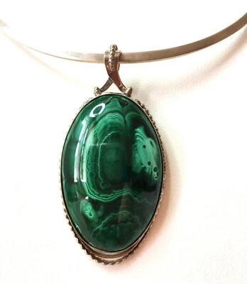 Colgante grande, dramático hecho a mano de malaquita natural, plata de ley granulada Foto 1 de 2