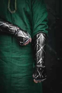 Blackened steel pair of bracers, dwarven armor for arm protection, dwarf cosplay - Imagen 1 de 4