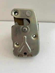 ADO16 - AUSTIN MORRIS 1100 / 1300 2Dr & ESTATE - NOS - LH DOOR CATCH - CZA4182 - Picture 1 of 4