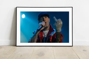 Fred Durst-Limp Bizkit-Celebrity Shooting Middle Finger-Flipping Bird-731 - Picture 1 of 4