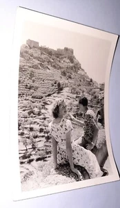 Bonita mujer joven + hombre en la pared vestido de verano hermosa pose vintage foto antigua - Imagen 1 de 2