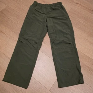 Aritzia TNA Sawyer Trainingshose Nylon Gr. M olivgrün wasserabweisend Nylon - Bild 1 von 9