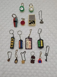 VTG PLASTIC PUZZLES TOYS KEY CHAINS, COIN HOLDERS, CHESS & DECORATIVE - Picture 1 of 12