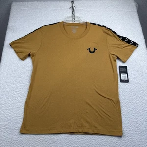 True Religion Honey Mustard Taping Tee Herren Large Gold Logo T-Shirt Neu mit Etikett - Bild 1 von 13