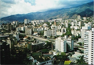 Venezuela Panorámica de Caracas con Autopista del Este Vintage Postcard BP13 - Picture 1 of 2
