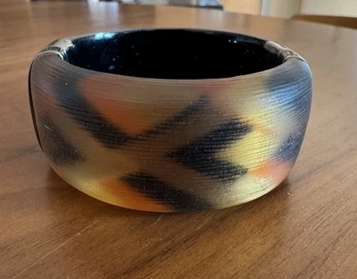 Pulsera con bisagras Alexis Bittar amarillo negro naranja lucita Foto 1 de 4