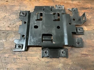 JEEP GRAND CHEROKEE WK2 ENGINE COMPUTER BRACKET MOUNT METAL 68068324AD - Picture 1 of 7