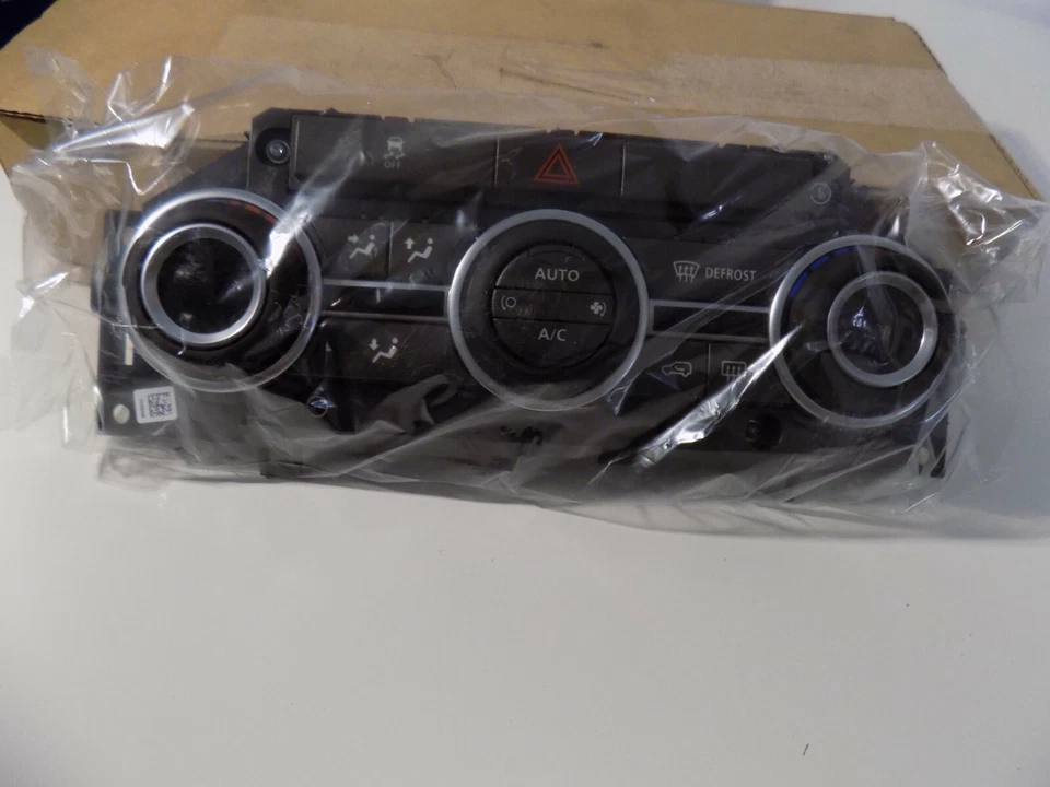 Genuine Land Rover Discovery 4 Heater & Air Con Controls LR070841 - Image 1 of 1