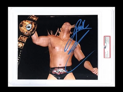FOTO DE LUCHA LIBRE 8X10 FIRMADA POR WWE THE ROCK ENCAPSULADA POR CERTIFICADO DE AUTENTICIDAD PSA 4 MUY RARA Foto 1 de 3
