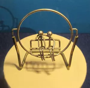 Handcrafted Brass Stick Figures on Swing - Pendulum Motion - Approx. 3" x 3" - Imagen 1 de 4