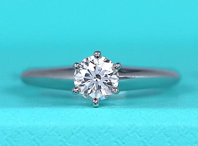 Anillo de compromiso solitario de diamantes redondo de 0,52 quilates F VS2 $6,900 Tiffany & Co Foto 1 de 4