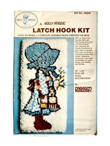 De colección 1972 Paragon Holly Hobbie Pestillo Gancho Kit Alfombra o Decoración de Pared 12x25 NUEVO - Imagen 1 de 11