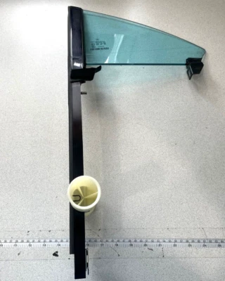 04-2010 MERCEDES-BENZ CLS500 C219 ~ LEFT REAR WINDOW QUARTER GLASS ~ A2197301355 - Image 1 of 4