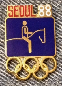 Pin Olímpico Ecuestre ~ Pictograma Azul ~ 1988 ~ Seúl ~ Cloisonne de HoHo NYC - Imagen 1 de 3