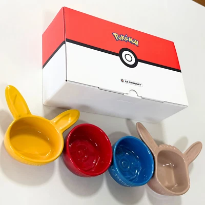 Le Creuset Pokemon Collezione 2° Mini Piatto Set 4 Pezzi Pikachu Eevee Ball NUOVO - Immagine 1 di 4