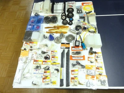 БОЛЬШОЙ ЛОТ ЗАПЧАСТЕЙ ДЛЯ РАДИОУПРАВЛЯЕМЫХ САМОЛЕТОВ АКСЕССУАРЫ ТОПЛИВНЫЕ БАКИ НОСОВЫЕ КОНУСЫ ЛЕЗВИЯ ШИНЫ НОВЫЕ ИЗ СТАРЫХ ЗАПАСОВ - Изображение 1 из 4