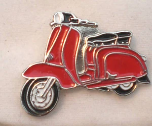 Red Scooter  - Mod Enamel Pin Badge - Picture 1 of 1