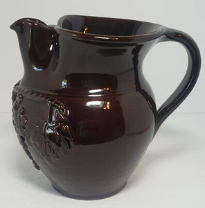 Brocca brocca ceramica pizzicata Slovenia grappoli d'uva marrone 1997 firmata buona fortuna - Foto 1 di 16