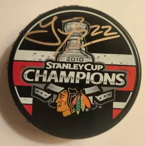 Troy Brouwer-Chicago Blackhawks-Autografiado 2010 Stanley Cup Logo Puck - Imagen 1 de 2