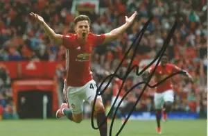 MAN UNITED: FOTO DE ACCIÓN FIRMADA POR JOSH HARROP 6x4 + certificado de autenticidad - Imagen 1 de 1