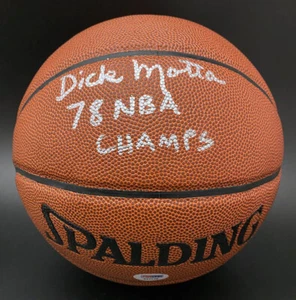 Baloncesto Dick Motta FIRMADO E/O + 78 balas de los Campos de la NBA PSA/ADN AUTOGRAFIADO - Imagen 1 de 3