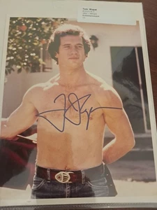 TOM WOPAT SIGNED 8X10 COLOR PHOTO - SHIRTLESS - COA - Bild 1 von 1