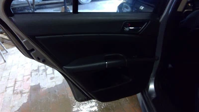 11 Suzuki Kizashi 2011 panel interior puerta conductor trasero negro 102906 Foto 1 de 4