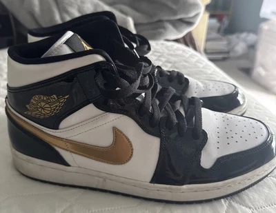 Zapato para hombre Nike Air Jordan 1 Mid SE USADO charol "negro/blanco/dorado metálico" Foto 1 de 4