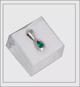 Gota de esmeralda de ensueño, colgante de oro blanco con diseño elegante de Greenfire - Imagen 1 de 10
