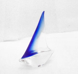 Glas Segelboot Klarglas mit blauem Segel Figur 5 1/4" hoch Maritim Wasser Kunst Glas - Bild 1 von 5