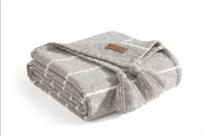 Koolaburra by UGG Hart Boucle Woven Throw with Tassels Silver & KB White 50 x 70 - Picture 1 of 3