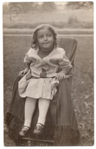 DE COLECCIÓN RPPC NIÑA EN SILLA FOTO REAL POSTAL ZAPATOS MARY JANE 101920 P - Imagen 1 de 2