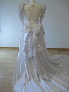 Brautkleid mir Rückenausschnitt und abnehmbarer Schleppe der Marke Ellis - Bild 1 von 12