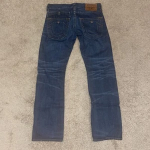Jeans True Religion Ricky uomo gamba dritta blu lavaggio scuro denim taglia 33 - Foto 1 di 7