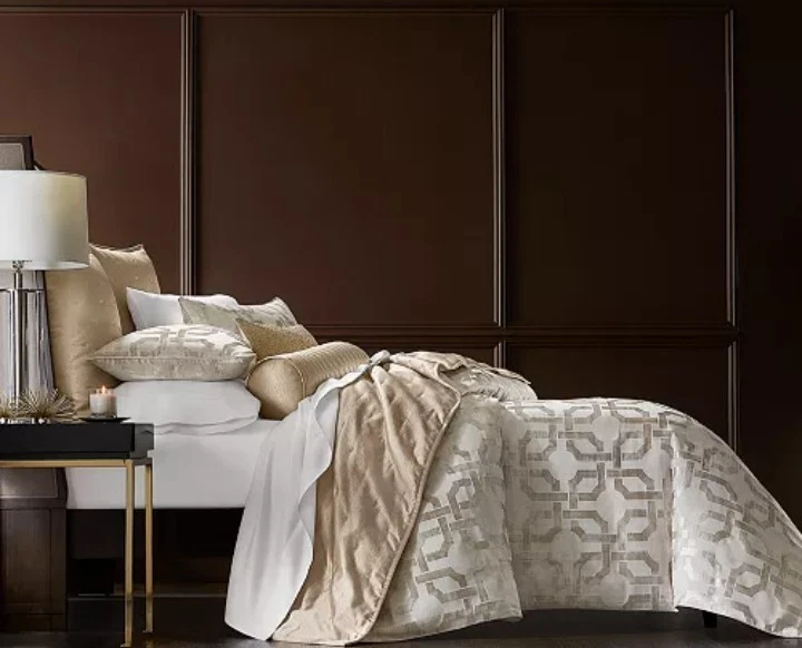 Juego de edredón de 3 piezas tamaño queen con fundas "Fresco" de Hotel Collection, dorado nuevo sin etiquetas Foto 1 de 4