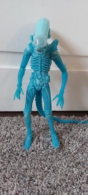 Figura de acción NECA Alien Xenomorph Warrior 8 pulgadas azul Foto 1 de 2