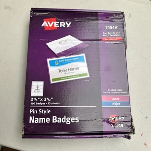 Insignias de nombre estilo pin Avery, imprime o escribe 2-1/4" x 3-1/2", cantidad 100 pin seguro - Imagen 1 de 5