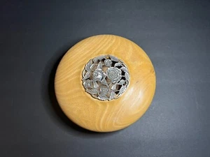 Vintage runde hölzerne Potpourri Schale mit Rosenzinn Deckel & Queen Elizabeth II Münze - Bild 1 von 8