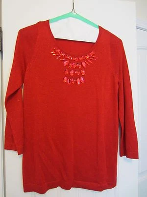 全新 Joseph A. 女式 Poinsettia 红色金属水钻毛衣上衣中号 68 美元 — 第 1/3 张图片