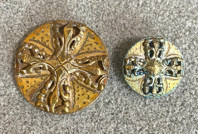 2 botones planos perforados de acero tintados de latón aceros cortados madre hija cruz 16 24 Foto 1 de 4